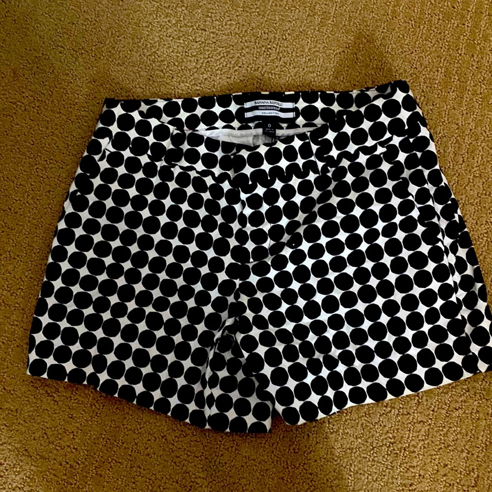 I am selling these shorts because they don’t fit me. They are black and white.